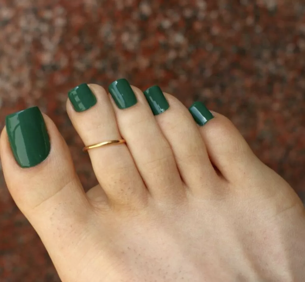 green nail polish toes